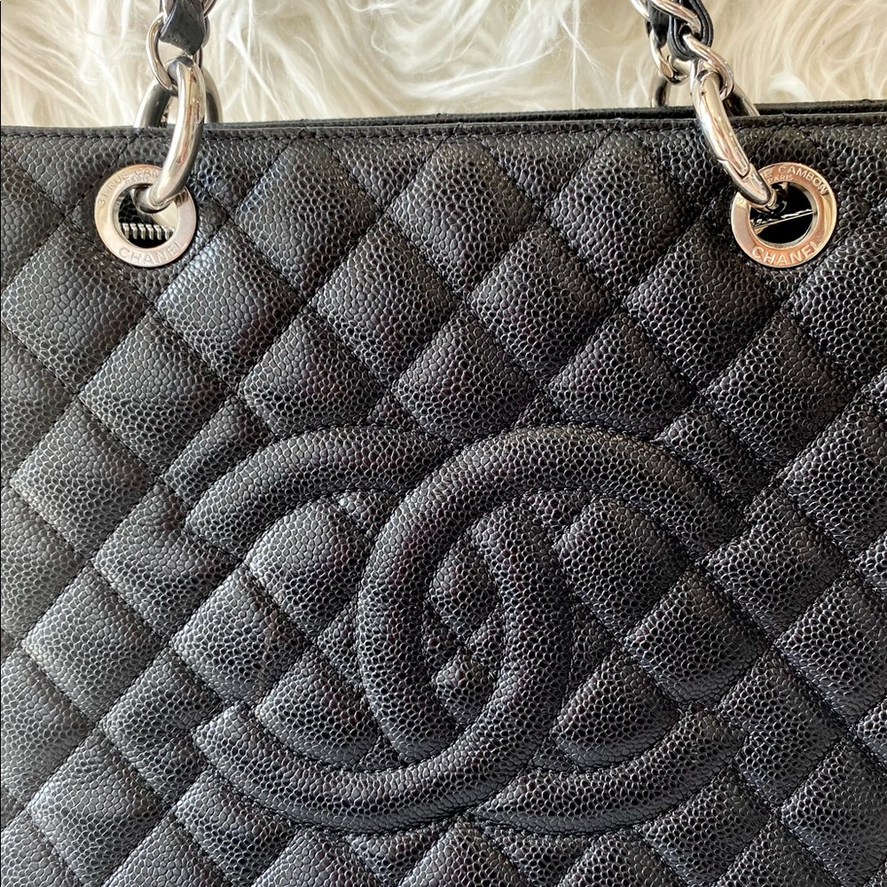 𝐂𝐇𝐀𝐍𝐄𝐋 Black Quilted Caviar Grand Shopping Tote - Picture 7 of 16